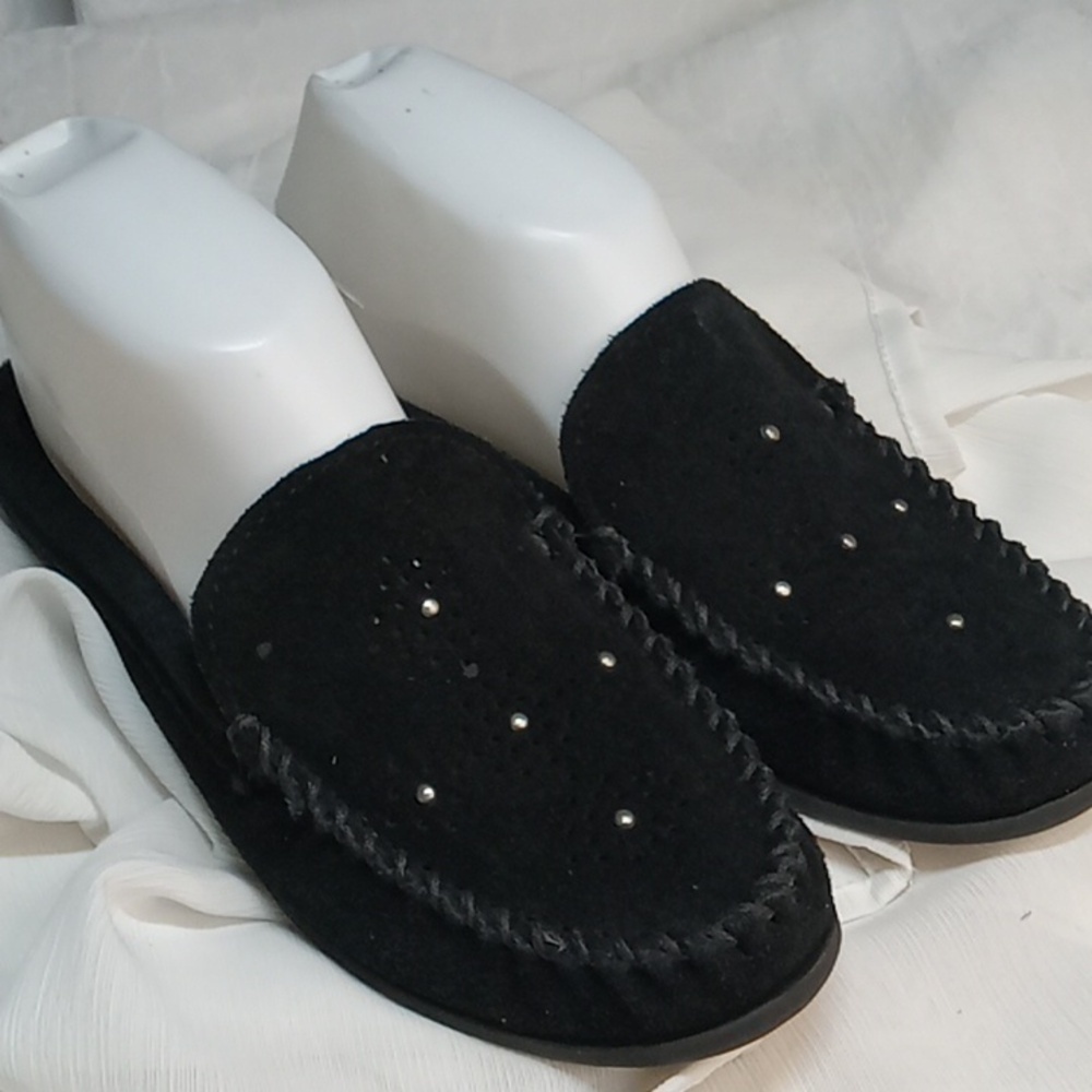 Minnetonka black slip on mocassin size 7